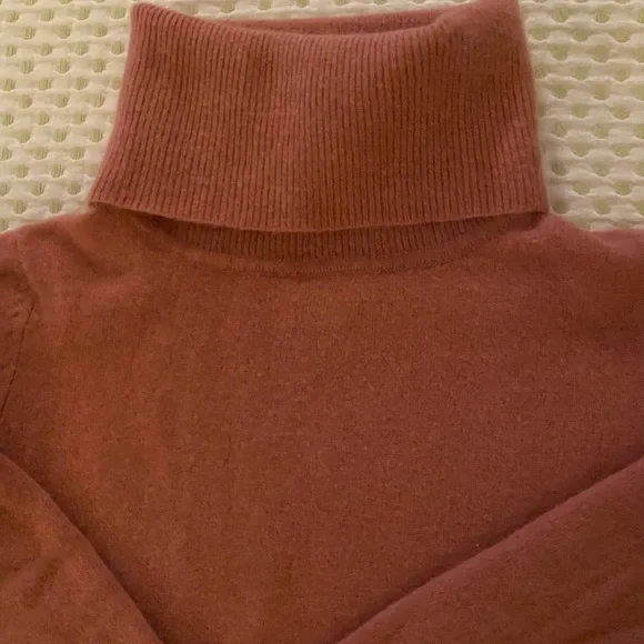 🌲Cashmere Turtleneck Sweater🌲 - Picture 2 of 2